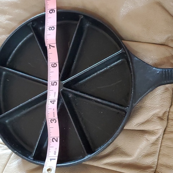 Heuck Cast Iron Vintage Classic Skillet Cornbread Wedge  approx 9", 8 slice - Picture 8 of 9